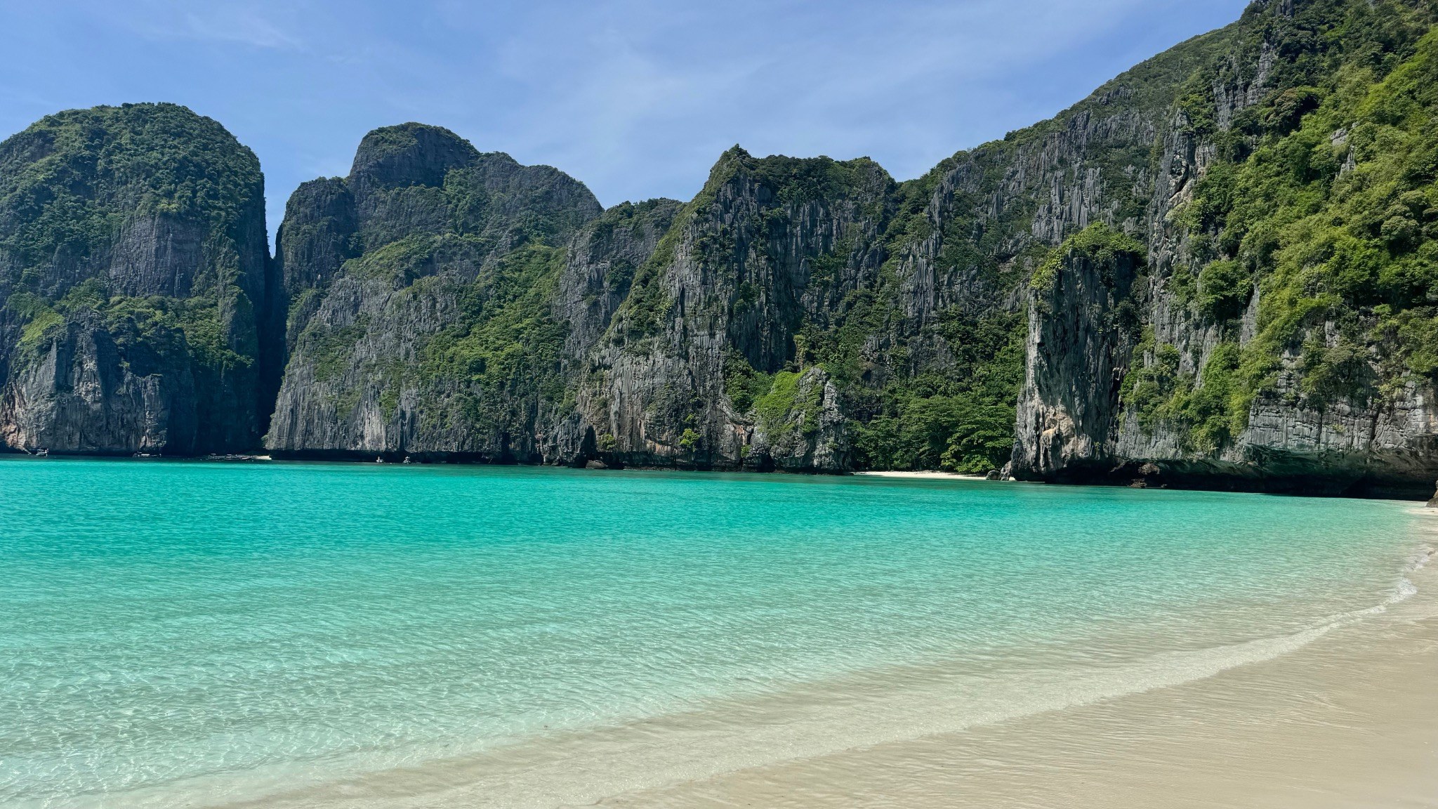 Phi Phi Island Longtail Boat Tour by Speedboat from Phuket